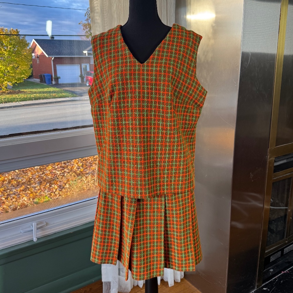 Vintage 70s set, sleeveless top & pleated skirt, funky orange green, size 10/12